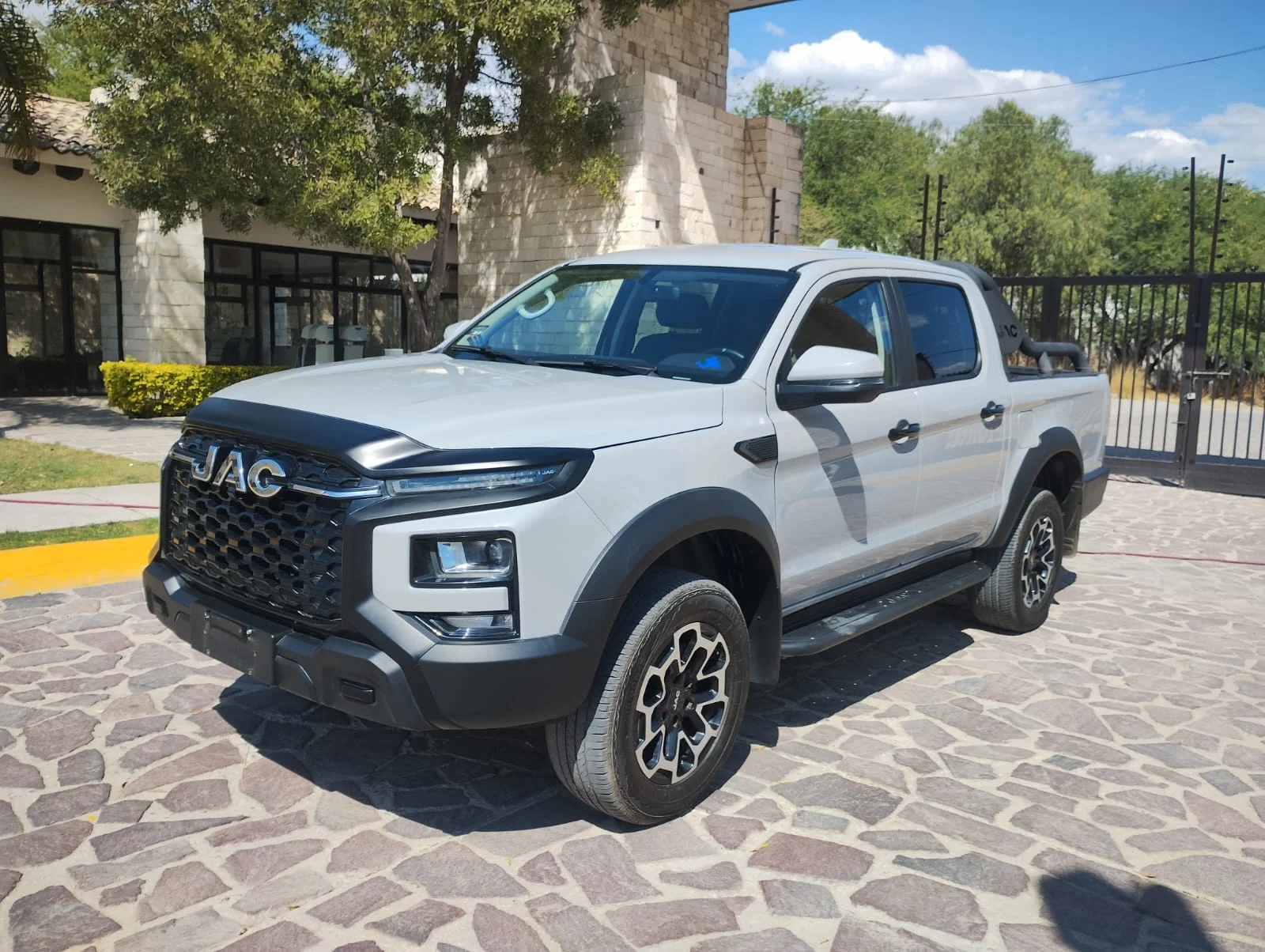 Autos seminuevos - Jac Frison 2025